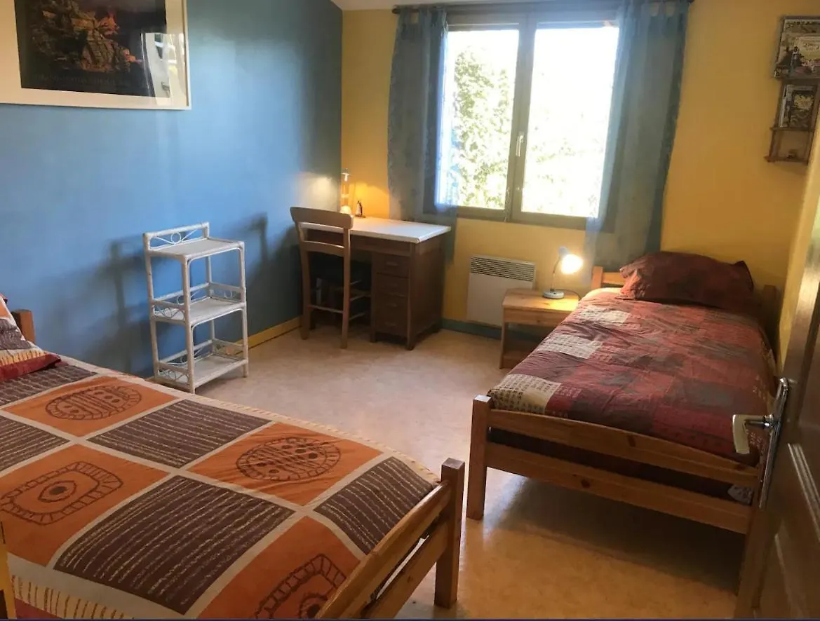 Holiday home Maison Independante 3Etoiles Avec Grand Jardin Saint-Germain  France