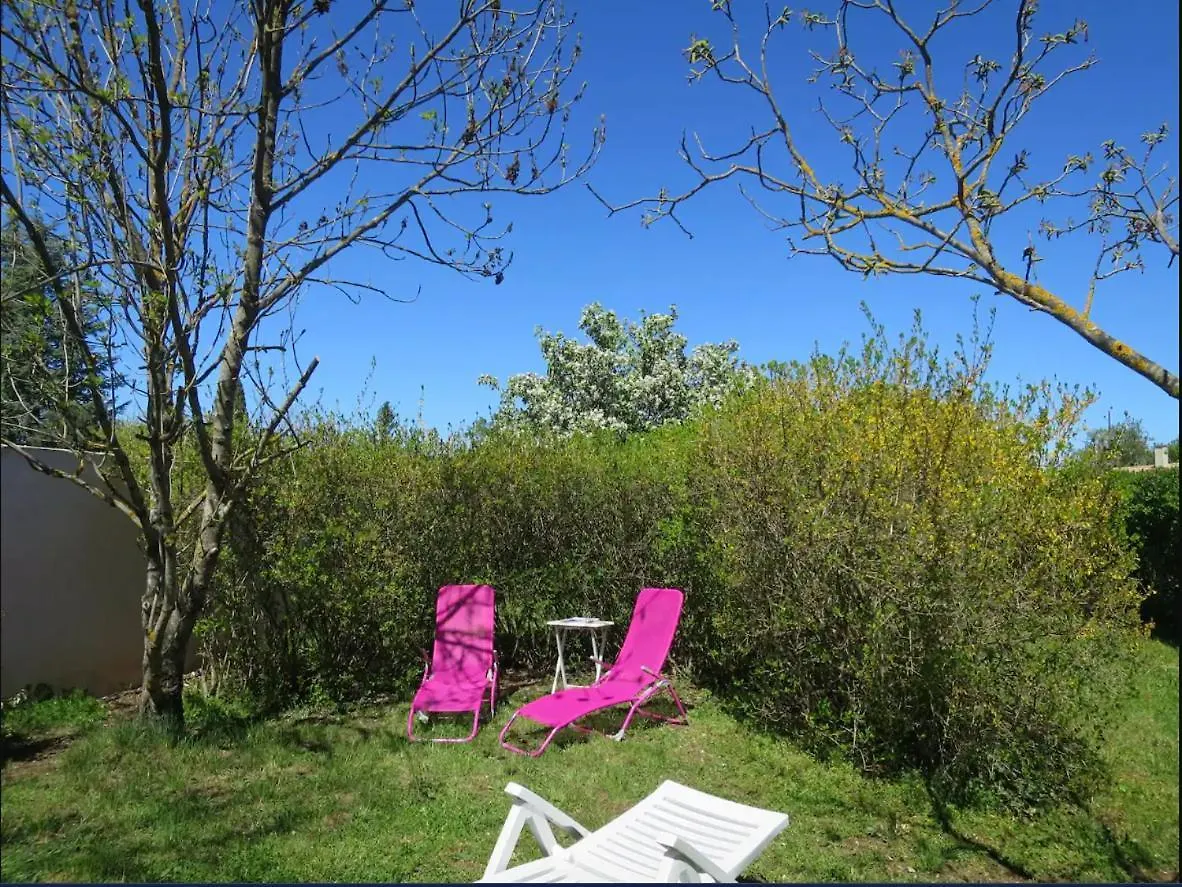 Holiday home Maison Independante 3Etoiles Avec Grand Jardin Saint-Germain